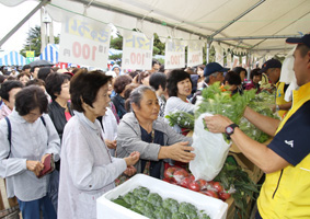 多くの人が列をつくった地元産の野菜販売コーナー