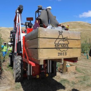 リンゴ収穫ロボをニュージーランドの大農園が初めて本格採用
